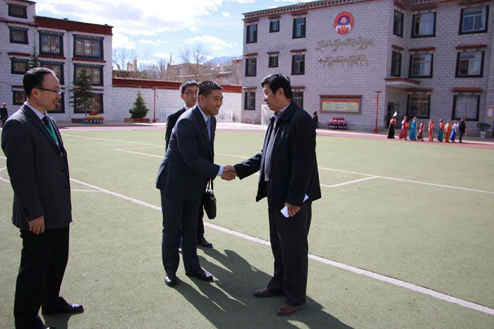 7.捐贈活動(dòng)后，拉薩市副市長計(jì)明南加與我司執(zhí)行董事握手表示感謝